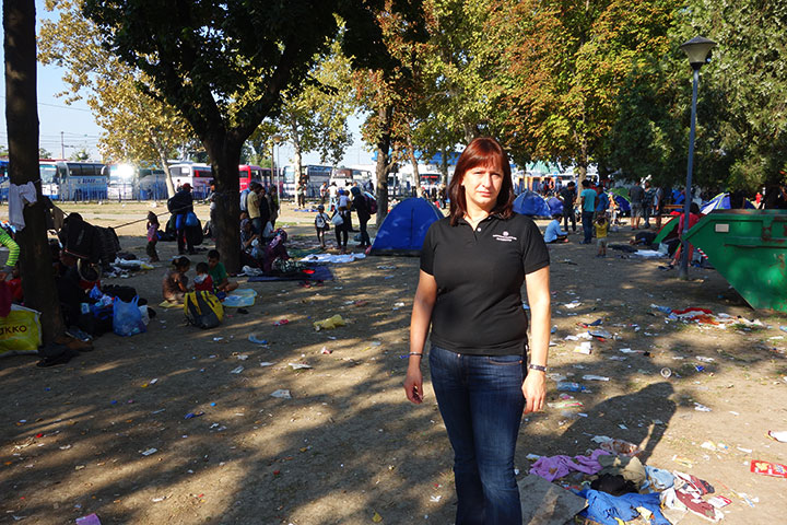 Renata Ellingsen ved flyktningeleiren midt i Beograd.
