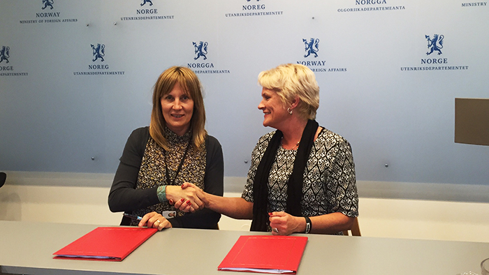 General Secretary Anne-Marie Helland and the director of MFA's Section for Humanitarian Affairs, Hilde Haraldstad, signs the three-year cooperation agreement on WASH.