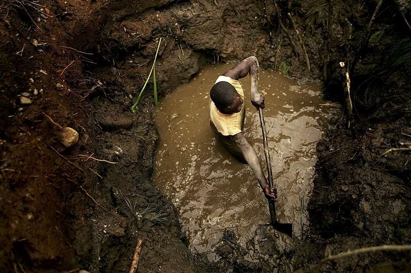 Denne unge gutten jobber i gruvene i Kongo. Foto: Getty Images