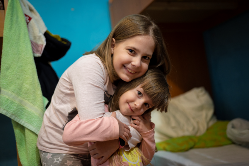 Ukraina: Anastasia, Sergiey og døtrene Victoriya (10) og Liza (4) flyktet for sine liv fra bomberregnet i hjembyen Mykolaiv.