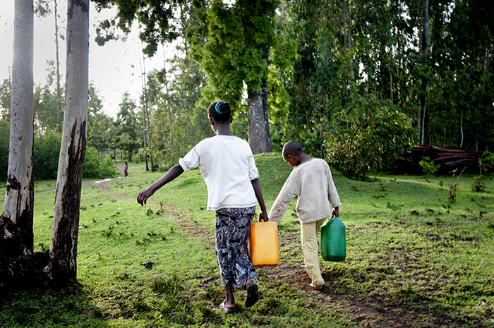 Tigist har brukt mye tid på å hente vann. Med den nye brønnen midt i landsbyen får hun til og med hjelp av lillebroren.