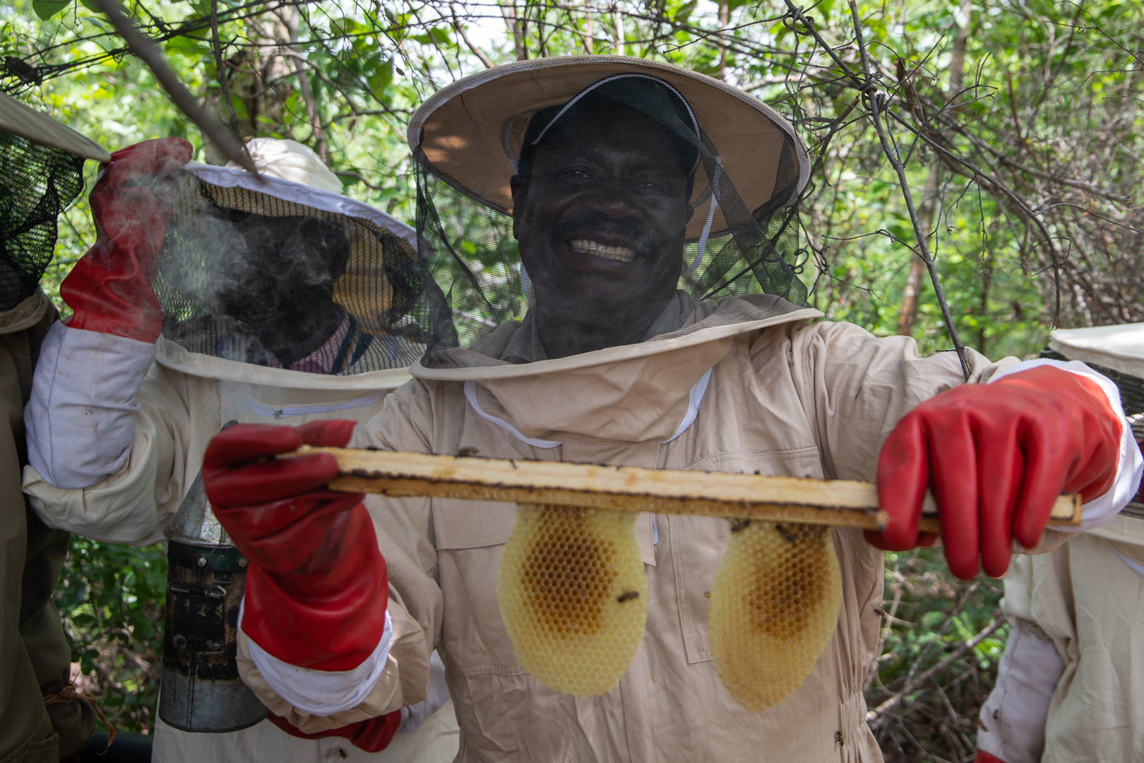 Her ser vi Collins Kasimba som viser frem honningen sin