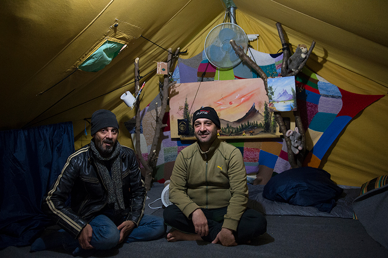 Hosan Shalabi (til høyre) bar sin funksjonshemmede bror Mohammad på ryggen inn i Europa på flukten fra krigen i Syria. Foto: Håvard Bjelland.