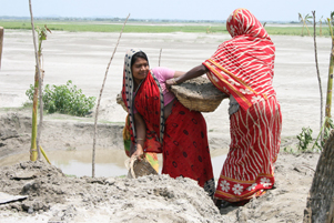 Partnerbasert: Kirkens Nødhjelp jobber sammen med lokale partnere i landene vi er i. Kvinnene på bildet er med i et prosjekt med vår lokale partner RDRS i Bangladesh. (Foto: Jens Aas-Hansen/Kirkens Nødhjelp)
