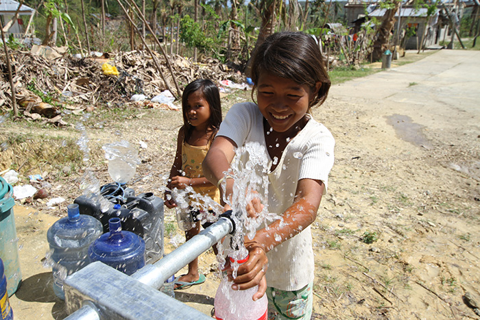 Kirkens Nødhjelp var raskt på plass med rent vann til befolkningen på Filippinene. 