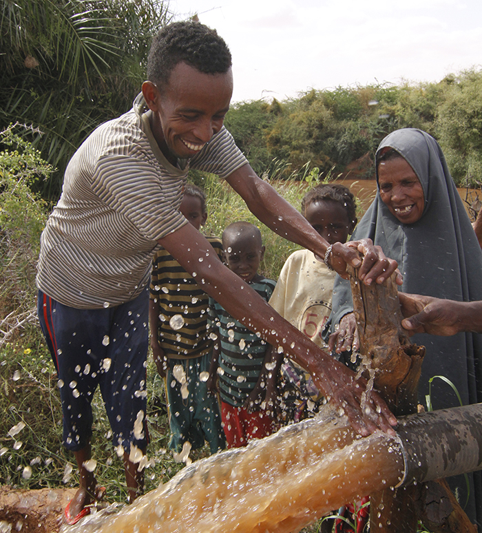 Mohamed Ahmed tester den nye vanntilgangen i Somalia
