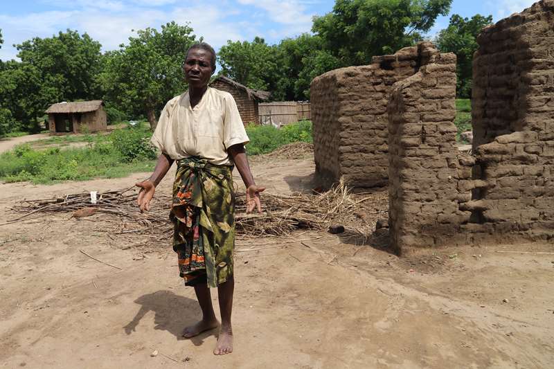 Nyamikhyia Zuhuwawu er usikker på hvor gammel hun er. – Nei det blir bare gjetning, sier hun med et beskjedent smil. Naboene mener hun kan være rundt 70 år.