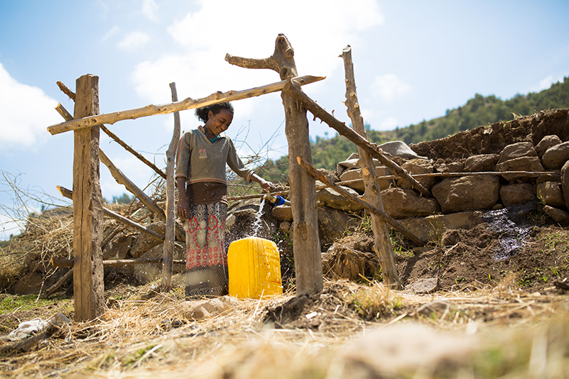 Nå bruker Tizibit bare noen minutter om dagen på å hente friskt, trygt og rent vann rett fra krana. Foto: Hilina Abebe / Kirkens Nødhjelp.