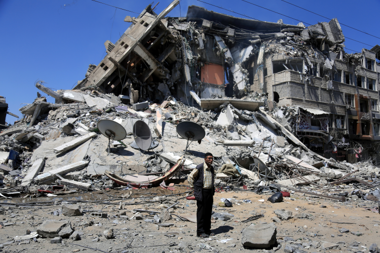 Det er store ødeleggelser på Gaza etter angrep, og mange må søke tilflukt i skoler og tomme bygninger. 