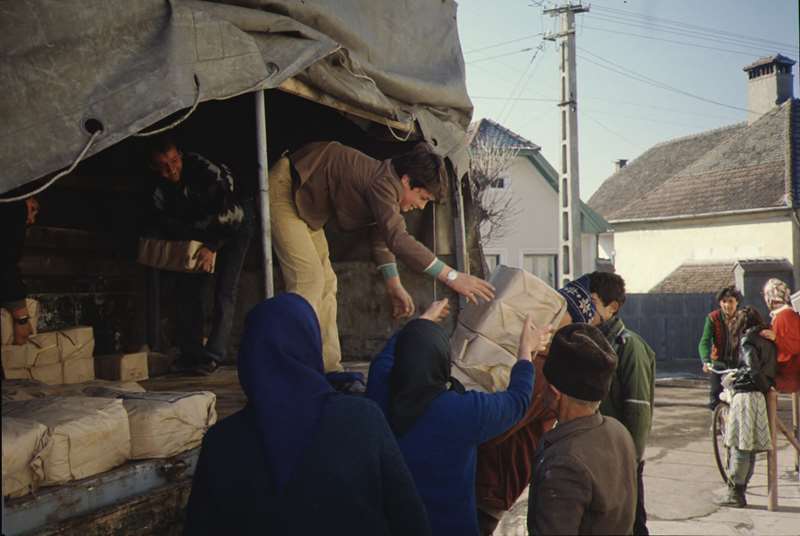 Bilde fra operasjonen i Romania etter Cheuchescos fall desember 1989. Mattransportene er fra månedene etterpå, der lastebilder ble transportert fra Ungarn. Foto: Arild Isaksen / Kirkens Nødhjelp.
