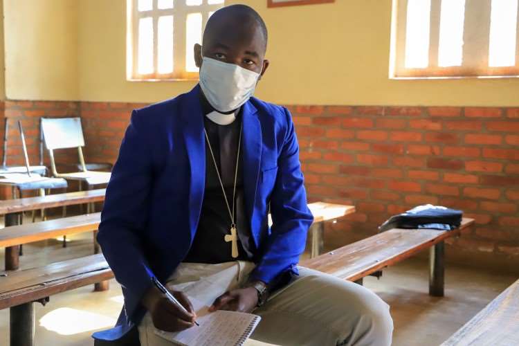 Det er viktig å formidle budskapet til våre menigheter om at det er mulig å forebygge Covid-19, blant annet gjennom god håndhygiene sier father David Mpanda fra den anglikanske kirken i Malawi. Foto: Håvard Hovdhaugen. Kirkens Nødhjelp.