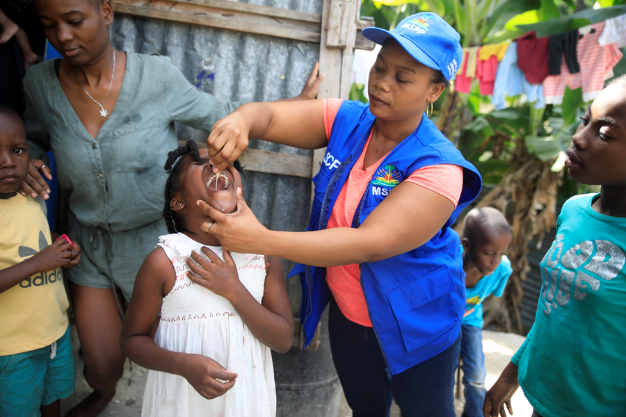 VAKSINEKAMPANJE: En jente får en koleravaksine under en vaksinasjonskampanje i hovedstaden Port-au-Prince i Haiti den 19. desember 2022. FOTO: AP Photo/Odelyn Joseph.