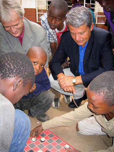 Leder i KrF besøkte et Kirkens Nødhjelp-støttet aidsprosjekt i slummen i Nairobi. Her sammen med regional representant Stein Villumstad. Foto: Helle Aarnes/Kirkens Nødhjelp