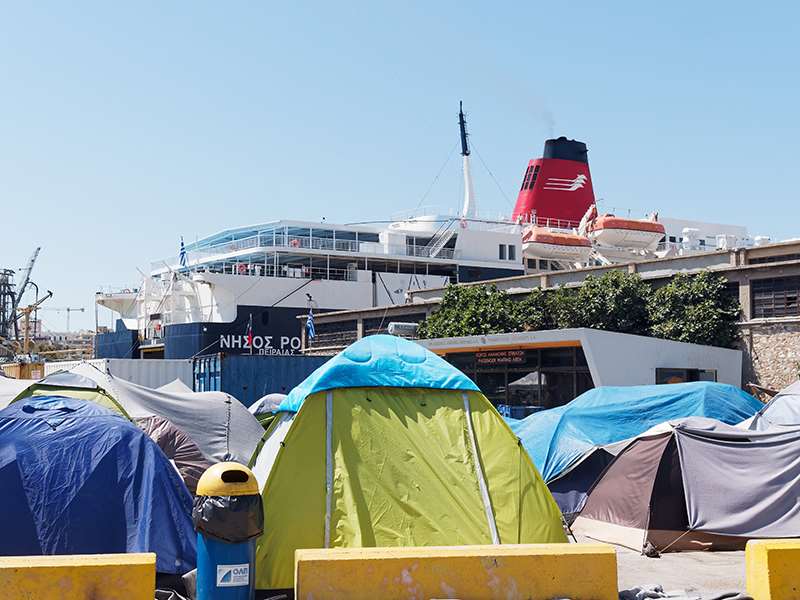 Kontrastene er store i flyktningleirene i Hellas. Foto: Ben Nausner.