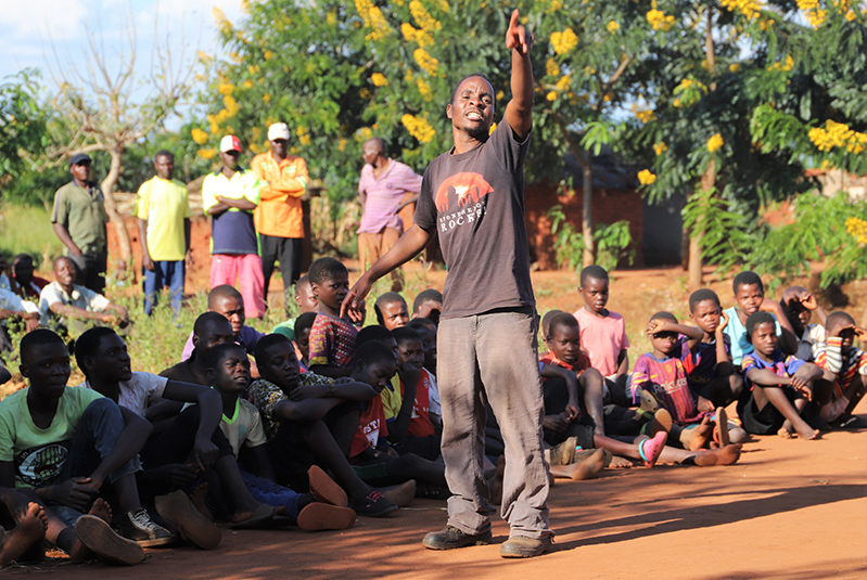 Kirkens Nødhjelp støtter en lokal organisasjon som jobber med en metode som kalles «Teater for utvikling» i byen Malingunde i Malawi. Foto: Håvard Hovdhaugen / Kirkens Nødhjelp.