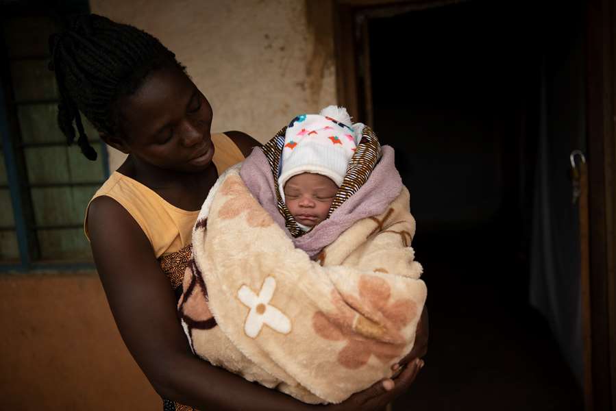 bilde av et nyfødt barn og hennes mor som kan brukes som facebook-banner for å fremme kirkens nødhjelp arbeid