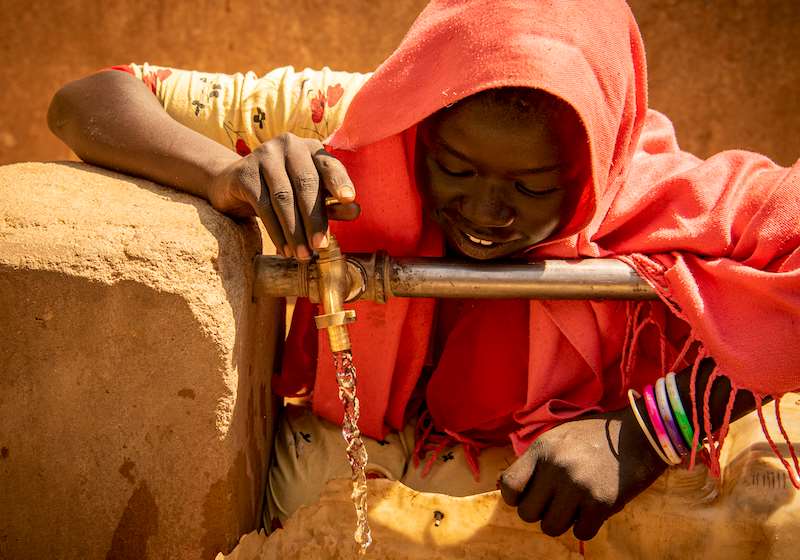 Regina på 13 år har ansvar for å hente vann i familien. Hun bor i leiren Bilel i Darfur.