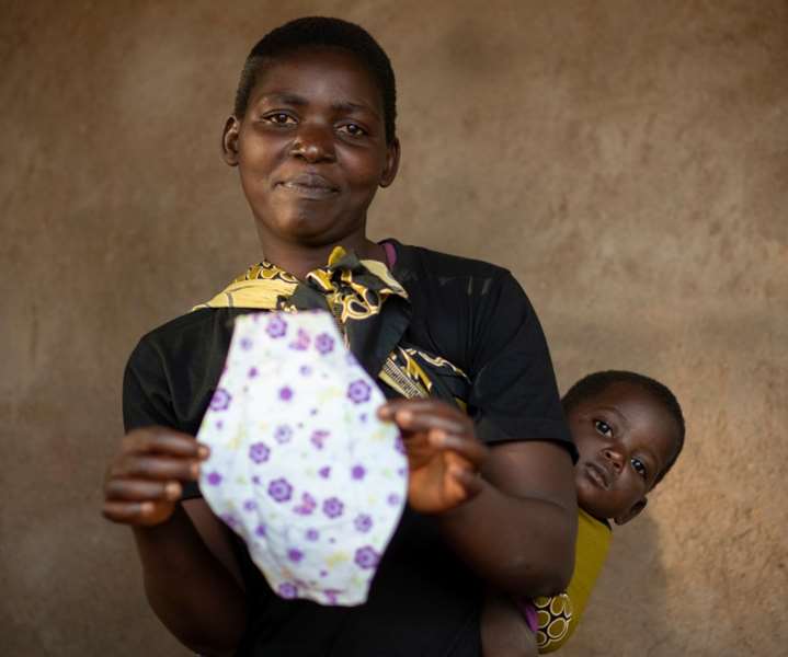 Asante syr 300 bind i uka i Malawi og har skapt seg sin egen arbeidsplass, men alle har ikke så enkel tilgang til bind som henne. Foto: Kirkens Nødhjelp/Håvard Bjelland.