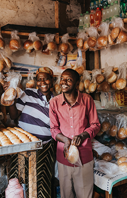 Sibomana Médiatrice og Nizigiyimana Prosper selger rundtstykker på bakeriet de driver som en del av Kirkens Nødhjelps entreprenørskapsprogram i fjellene ved  Bujumbura, Burundi.