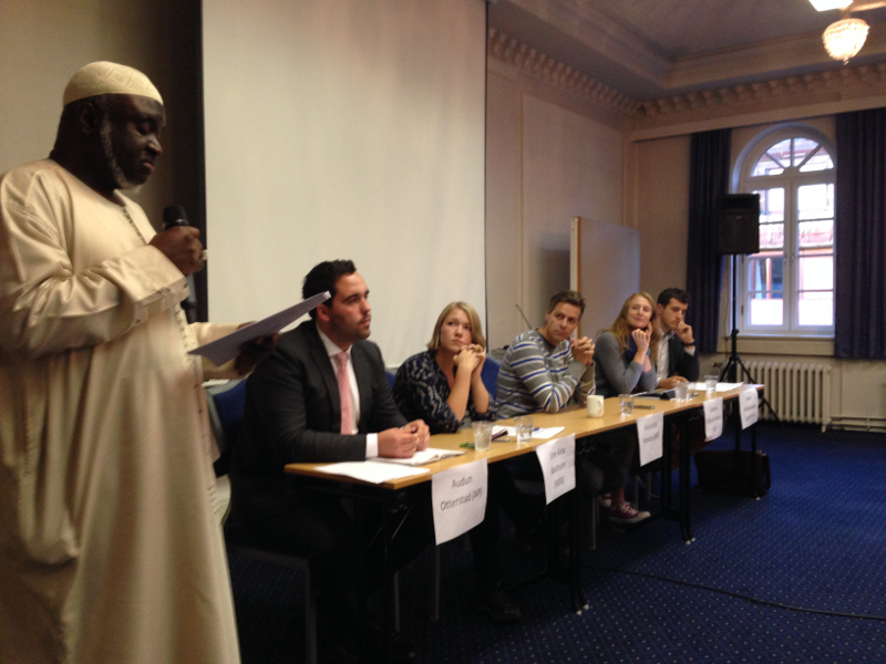 Imam Ibrahim Saidy fra Islamsk råd overrakte den felles uttalelsen på vegne av 11 norske tros- og livssynsledere. Foto:Kirkens Nødhjelp