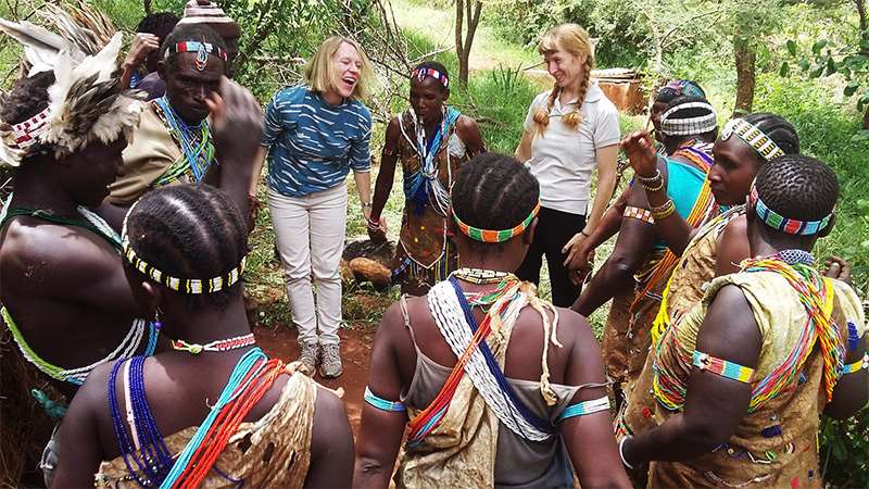 Anniken Huitfeldt danser under et besøk i Tanzania.