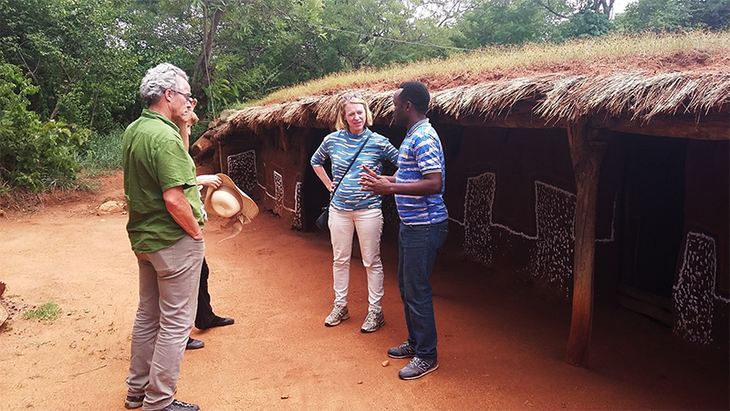 Anniken Huitfeldt og Rasmus Hansson lærer om blant annet arbeidet ved en helsestasjon i Tanzania.