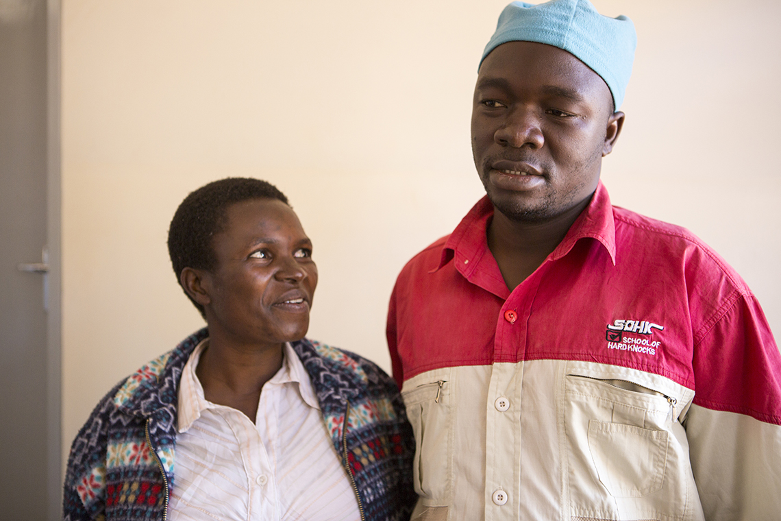 Kom i tide: Florence Msukwa (27) og mannen Watson Maungaliwa (29) er gravide for første gang, og har termin om en måned – Det er så godt å slippe å dra til et sykehus langt unna for svangerskapskontroll og for å føde, synes de.