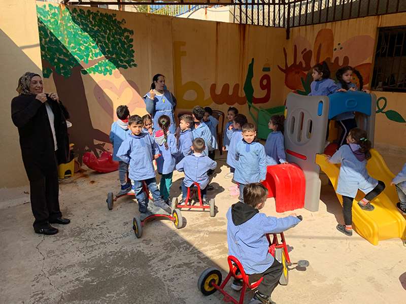 Det er på hustakene barna kan leke. Gatene i Shatila-leiren i Beirut er mørke og ofte farlige.