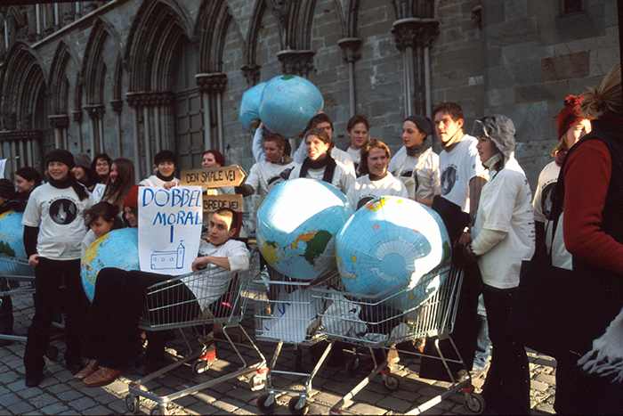 Changemaker aksjonerte mot kirkemøtet i Trondheim med handlevogner lastet med oppblåsbare jordkloder, for å fokusere på kirkens aksjeinvesteringer i 2000.  Foto: Sindre Tollefsen/Kirkens Nødhjelp 