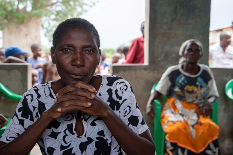 Elizabeti Senga som ser inn i kamera. Hun bor i Malawi og er berørt av matkrise og flom