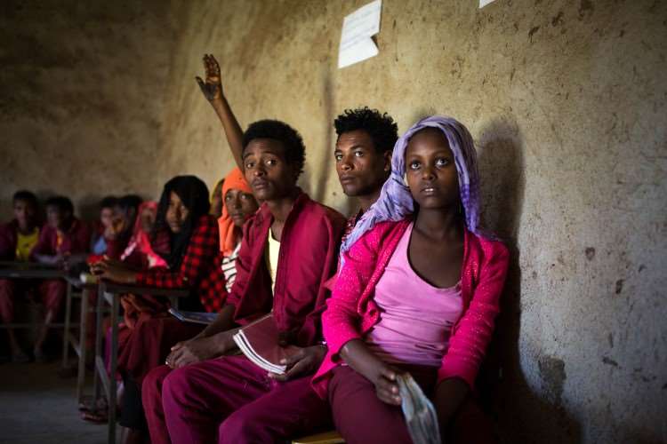 Mange kvinner som sitter i et rom i Etiopia