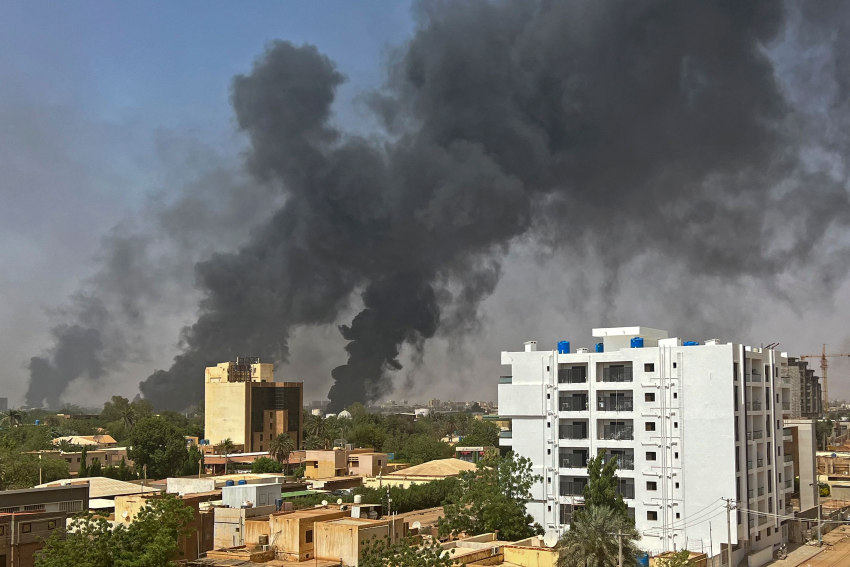 Kraftige angrep: Røyk siver opp over boligblokker i Khartoum i Sudan etter kraftige kamper mellom Sudans hær og den paramilitære gruppen Rapid Support Forces (RSF). Foto: AFP/NTB.