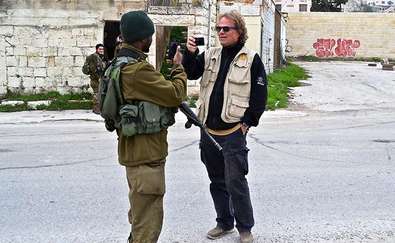Leif Magne Helgesen i møte med israelske soldater i Hebron