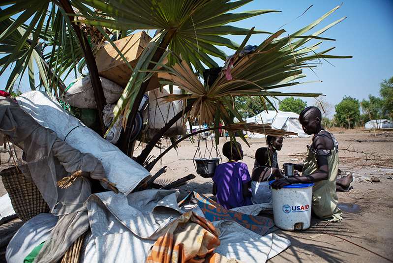 Konflikten i Sør-Sudan har skapt enorme menneskelige lidelsern I Padiet flyktningleir i 2016 ventet 47.000 internt fordrevne sør-sudanesere på et bedre liv. I leiren i Jonglei fantes det ikke nok mat eller vann for flyktninger som måtete vente i måneder for å få tak over holdet. Foto: Sofi Lundin / Kirkens Nødhjelp.