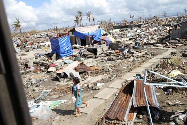 Fra reportasjetur til Filippinene etter tyfonen. 8. november 2013 mistet over 7.000 mennesker livet av tyfonen Haiyan. Foto: Arne Grieg Riisnæs