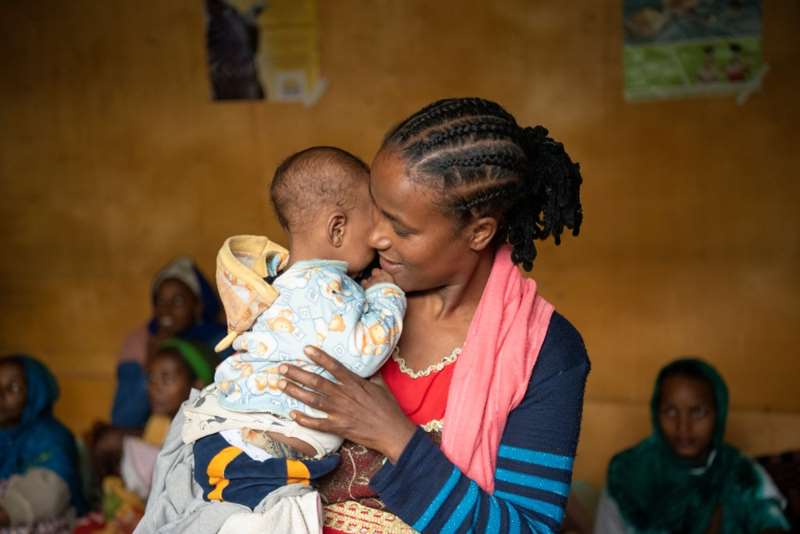 20 år gamle Besha Kedir i Gigesa i Etiopia med Rabira. Her er hun på klinikken som støttes av Kirkens Nødhjelp. FOTO: Håvard Bjelland/Kirkens Nødhjelp
