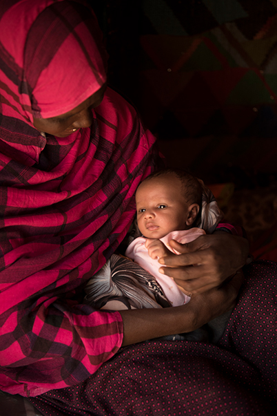   ET BARN ER FØDT: Lille Farah Abdi ble født i Somalia, der tørken tar liv og sender millioner på flukt. Mamma Nuru Xirsi Elmi Farah sier at familien har mistet alt, men det rene vannet har reddet livene deres, og kjærligheten til barna gir håp. Foto: Håvard Bjelland/Kirkens Nødhjelp.