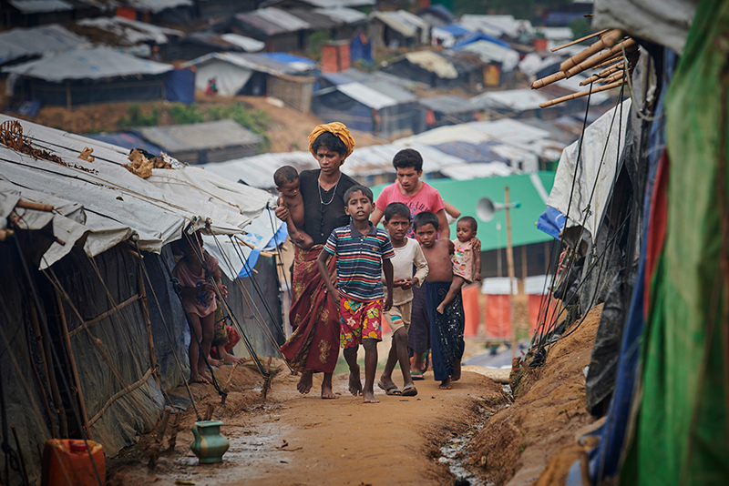 Rohingya-flyktninger går gjennom en flyktningleir i Cox's Bazaar i Bangladesh. Foto: Paul Jeffrey / ACT Alliance.