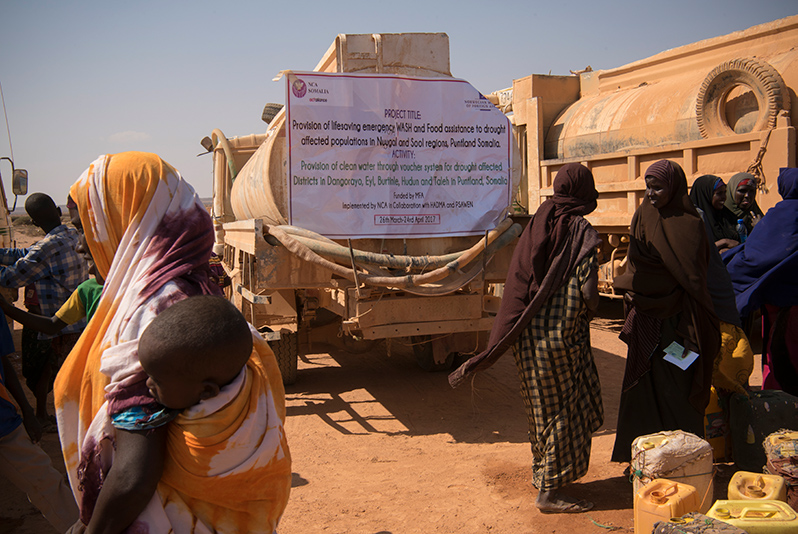 Klimaendringer skaper ofte tørkesituasjoner i Somalia. I Uusgure 130 km fra Garowe deler Kirkens Nødhjelp ut mat og vann.