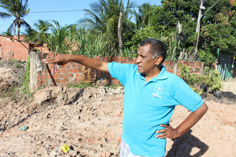 Manoel Santana driver lokalt påvirkningsarbeid i favelaen Campo dos Estrelas. Et samarbeidsprosjekt mellom Molde Folkehøgskole, Kirkens Nødhjelp og Kirkens Nødhjelps partner i Brasil, Diaconia, har blant annet ført til nytt kloakksystem i favelaen. Foto: Arne Dale/Kirkens Nødhjelp