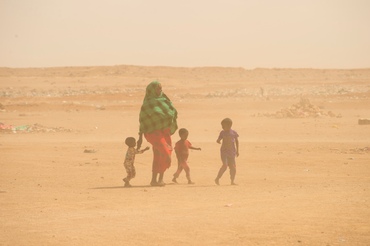 Familie som rammes av klimaendringene i ørken hvor det er tørke