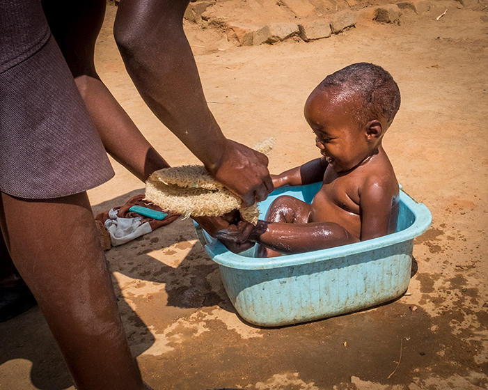  Tiwonge Msachi (1) får et bad. Foto: Kristin Morseth / Kirkens Nødhjelp.