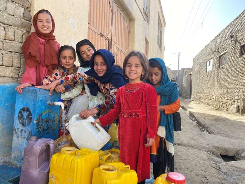 Afghanistan: Barn som får humanitær hjelp og vann