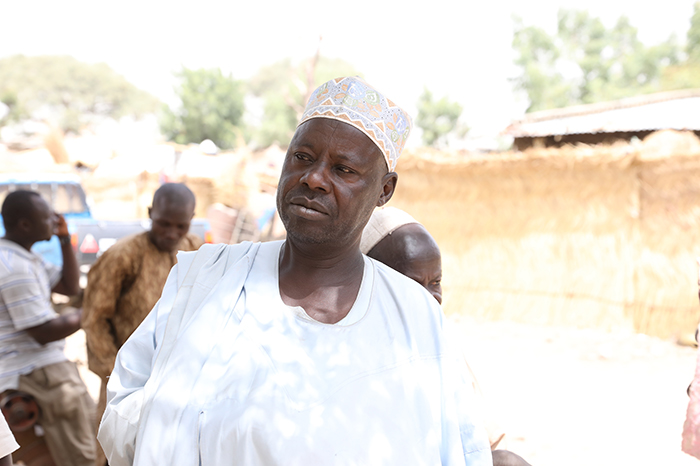 Landsbysjef Bulama Modu fortel om ein landsby som er livredde for Boko Haram. Både dagen før og same dag som Kirkens Nødhjelp var på besøk i Ikonda, så var Boko Haram på tjuveriraid i landsbyen. Frykten fører til svolt i Ikonda.