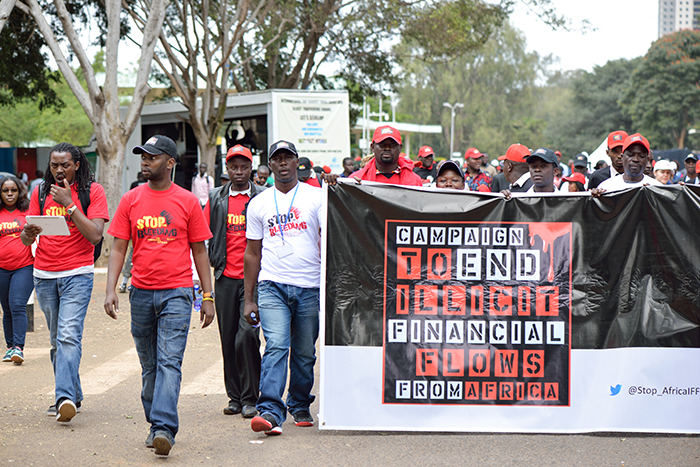 En demonstrasjon for å få en slutt på kapitalflukten fra afrikanske land under lanseringen av kampanjen "Stop the Bleeding" i Nairobi.