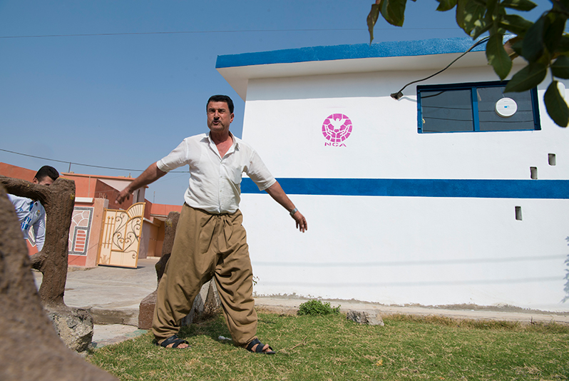 Mshor Hassan Zado har ansvaret for pumpehuset utenfor sitt eget hus. Han får betalt av vannverket for jobben han gjør. 