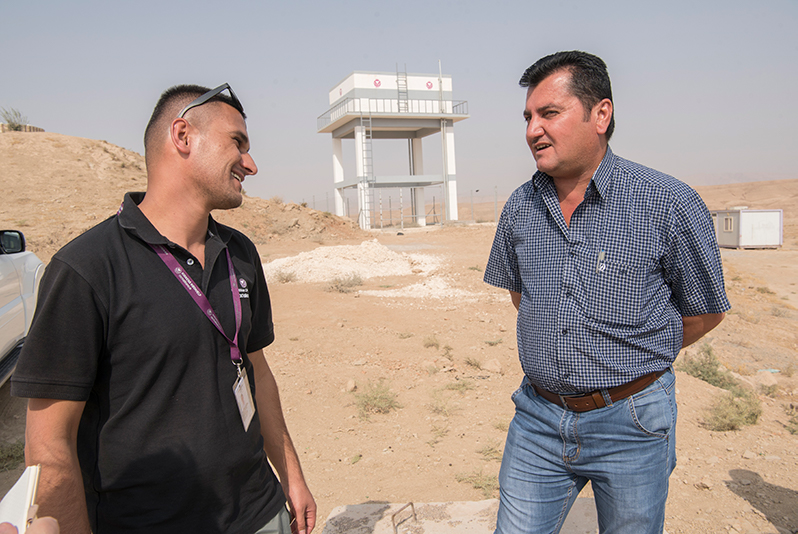 I  jesidie-byen Khatara har Kirkens Nødhjelp bygget et enormt vanntårn. Kirkens Nødhjelps vanningeniør Nihad Adil diskuterer det videre arbeidet med den lokale sjefen for vannverket i området, Jundi Ali Murei. 