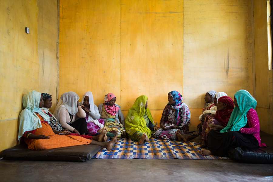 Kvinner i Etiopia som samles for å snakke om GBV