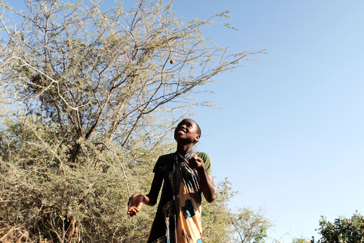 Anges Paulo fra Tanzania er 13 år, og brukte tidligere flere timer hver dag på å hente vann. Nå får landsbyen hennes brønn etter penger fra TV-aksjonen. Foto:Lucian Muntean/Kirkens Nødhjelp.