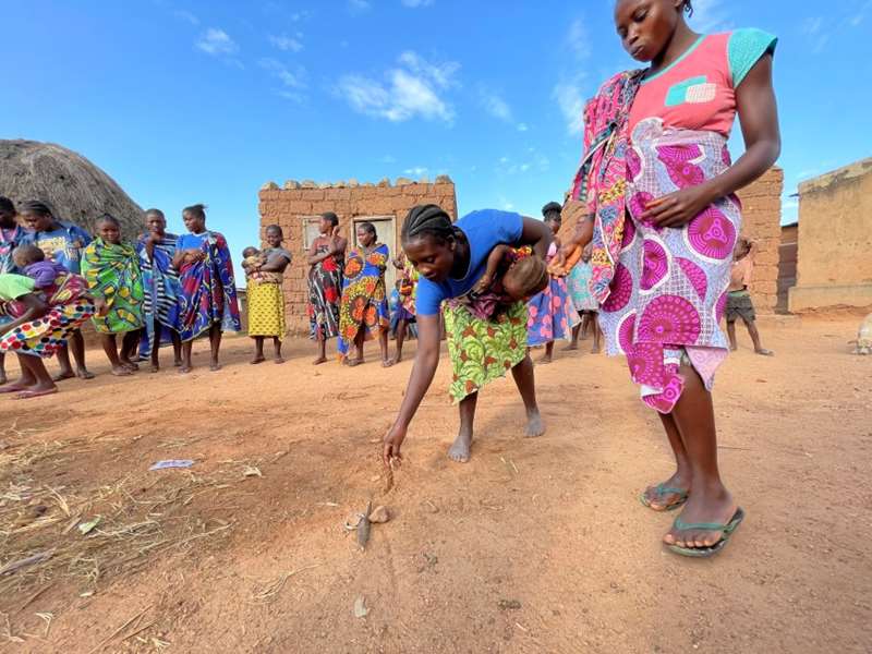 Mennesker som feirer 17. mai i en landsby i Angola